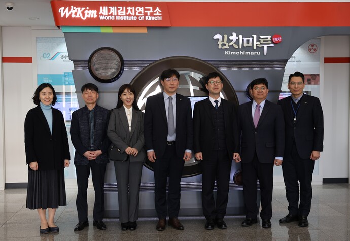 김종덕(오른쪽 세번째) 광주본부세관장이 ㈜김치타운을 방문해 관계자들과 기념촬영을 하고 있다. /광주본부세관 제공