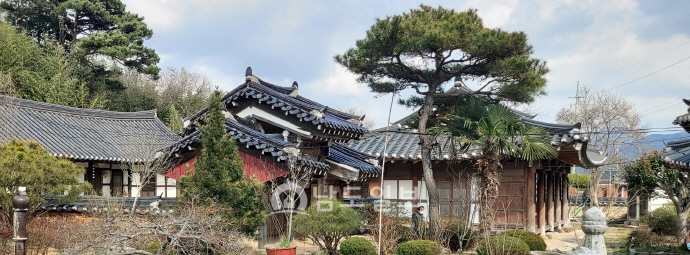 양도공종중 사매당가문 종택전경. 이규헌가옥 솟을대문은 효자정려로 조성돼 효행 실천의 상징이 되고 있다.