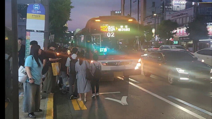 출퇴근길 광주광역시와 나주혁신도시(빛가람혁신도시)를 잇는 급행좌석버스인 좌석02 버스를 타기 위해 버스정류장에 수많은 시민들이 몰리면서 매일 위험천만한 상황이 연출되고 있는 것으로 나타났다. 사진은 지난 18일 오후 광주송정역 버스정류장에서 수많은 시민들이 도로까지 좌석02 버스에 탑승하고 있는 모습. /임지섭 기자 ljs@namdonews.com