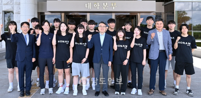박상철 바카라사이트 윈윈 총장 ‘대한항공배 바카라사이트 윈윈배구대회’ 우승 선수단 격려