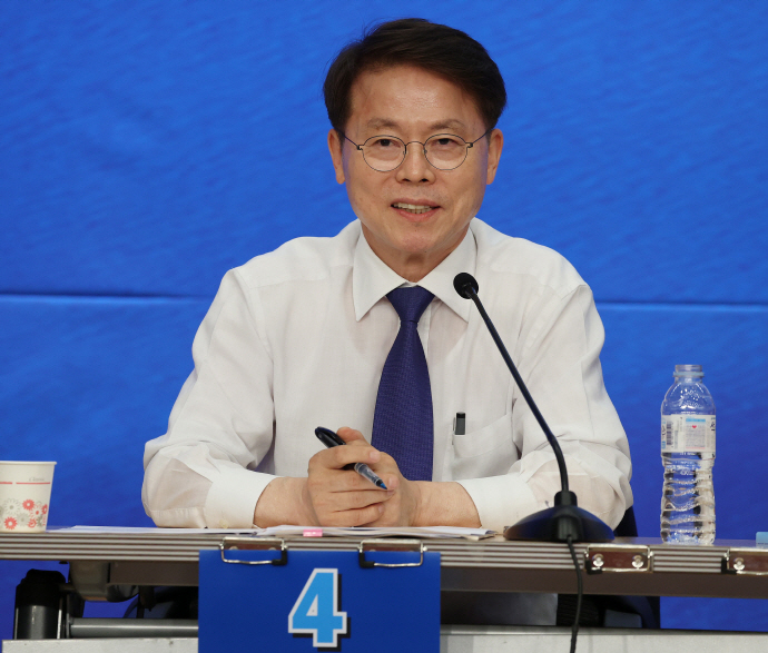 민형배 더불어민주당 최고위원 후보가 지난달 25일 오후 서울 여의도 국회도서관 강당에서 오마이TV 주관으로 열린 더불어민주당 최고위원 후보자 방송토론회에서 발언을 하고 있다. /뉴시스