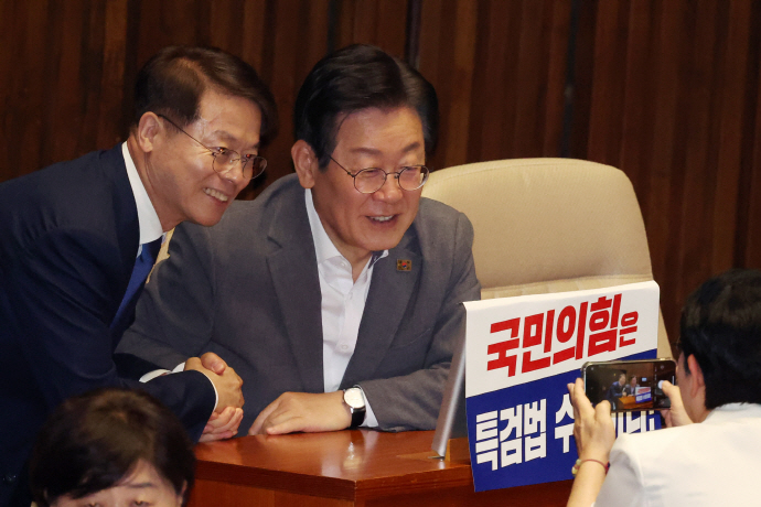 이재명 더불어민주당 당 대표 후보가 지난달 25일 오후 서울 여의도 국회에서 열린 제416회 국회(임시회) 제1차 본회의에서 민형배 최고위원 후보와 사진을 찍고 있다. /뉴시스