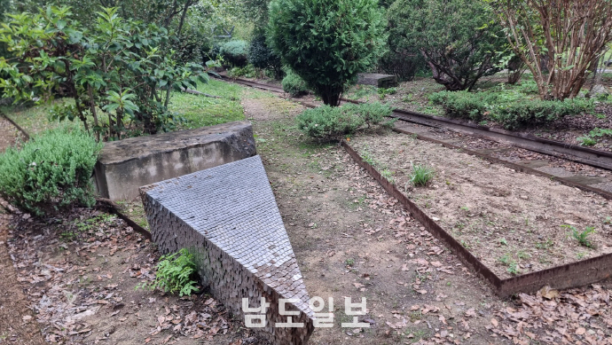 광주호 호수생태공원에 재현된 작품 ‘고요한 시간 : DMZ 금지된 정원’. DMZ는 인간 이기심이 만든 분단의 아픔과 자연 그대로의 생명순환 가치가 공존하는 공간이며, 자연 재생력이라는 정원의 본질을 가장 잘 담고 있어 작품화 했다고 한다.