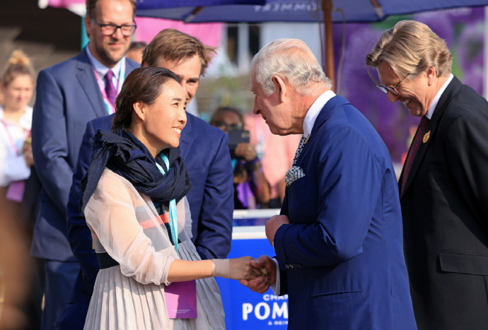 영국왕립원예협회 주관 첼시 플라워쇼에서 금메달을 수상하고 영국국왕 찰스3세의 축하를 받는 황지해작가 /황지해 작가 제공