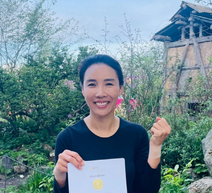 황지해작가. 2023년 첼시 플라워쇼에서 작품 ‘백만년전으로부터 날아온 편지’로 금메달을 수상한 장면 /황지해 작가 제공