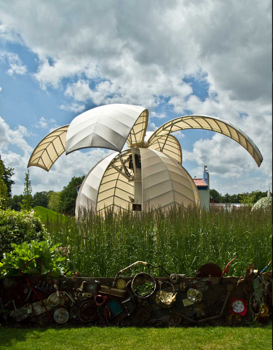 프랑스 롱스 한국정원 - 황지해 작가 작품 ‘뻘:어머니의 손바느질’. 전통한국정원과 다르게 일부 폐기물을 사용한 것은 빠르게 성장하는 한국사회를 상징했으며, 쓰레기가 꽃이되는 공간을 조성하여 경제성장과 자연보호가 양립 가능함을 보여준 작품이다.