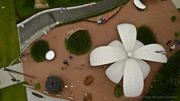 프랑스 롱스 한국정원 - 황지해 작가 작품 ‘뻘 어머니의 손바느질’. 2012년 네델란드 벤로 플로리아드에서 한국 대표정원으로 조성한 것을 이듬해 프랑스 롱스 르 소르시에 옮겨 한국정원으로 영구보존됐다. / 황지해 작가 제공
