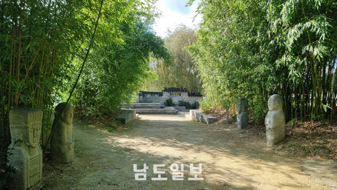 서울정원 대나무 숲. 담양 소쇄원의 대숲을 모티브로 입구인 피세문을 들어서 정원 내로 향하는 공간에 설치했다.