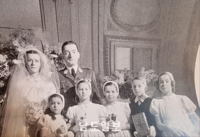 빌라윈저에 보전된 샤를 드골 가족사진. 관저였던 빌라윈저에서 큰딸이 결혼했다. / 빌라윈저에 보전 게시된 사진을 재촬영함