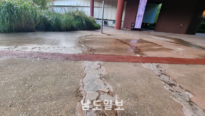 ‘비투수성 포장 제거’ 작품. 깨부랑리박물관 정원에 올리비에씨가 설치한 ‘투수성 포장’으로 물의 순환을 위해 시멘트를 깨고 빗물이 땅에 스며들도록 작업한 작품이다.