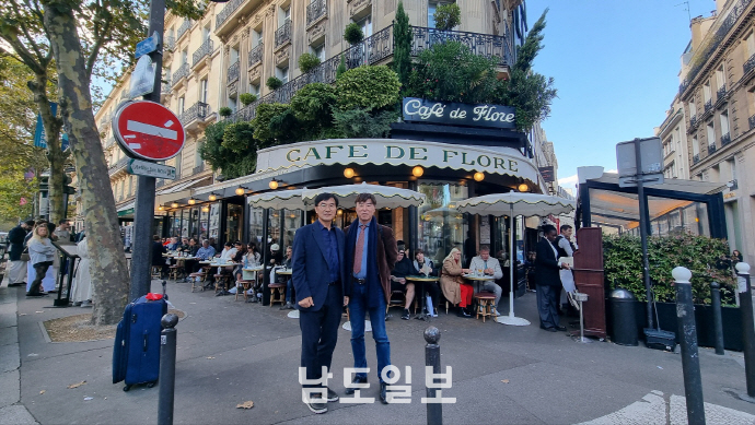 박정욱 아스로커스협회 회장. 보들레르를 비롯한 시인과 예술가들이 교유했다는 전통있는 카페에서 유럽 k-정원의 장기 계획을 설명했다.