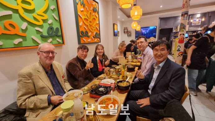 빌라윈저에 한국정원 조성을 추진하는 아스로커스협회 회장단. 깊은 철학이 담긴 한국전통문화의 유럽 확산을 위해 활동하는 아스로커스협회의 필립 오로르크 부회장(좌측부터), 박정욱 회장, 마리 게네시아 부회장 등 집행부가 회합을 마치고 소르본 대학 인근의 한국식당에서 식사하고 있다.