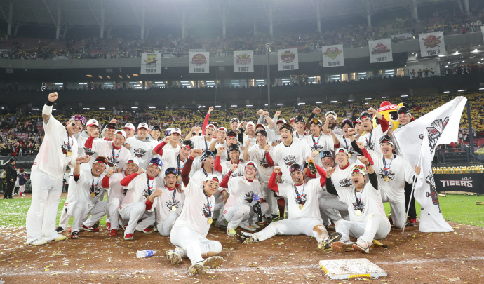 KIA타이거즈가 지난 28일 광주 기아챔피언스필드에서 열린 2024 신한 SOL뱅크 KBO 포스트시즌 한국시리즈 5차전 삼성 라이온즈의 경기에서 승리하며 7년 만에 통합우승을 달성했다. 사진은 경기를 끝낸 후 기뻐하고 있는 KIA 선수단. /KIA타이거즈 제공