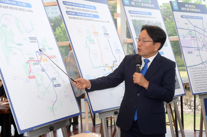 강기정 광주광역시장이 지난 9월 11일 오전 시청 시민홀에서 광천권역 특별교통대책 정책 브리핑을 하고 있다./광주시 제공