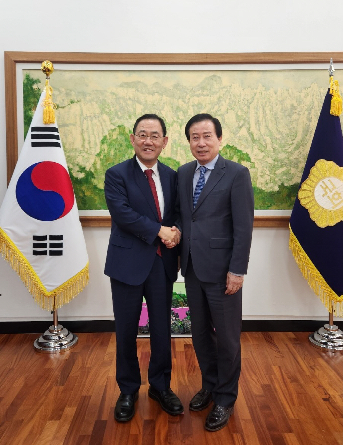 박홍률 목포시장(오른쪽)이 주호영 국민의힘 국회부의장을 만나 역점사업에 대해 이야기를 나눈 후 기념촬영을 하고 있다. /목포시 제공