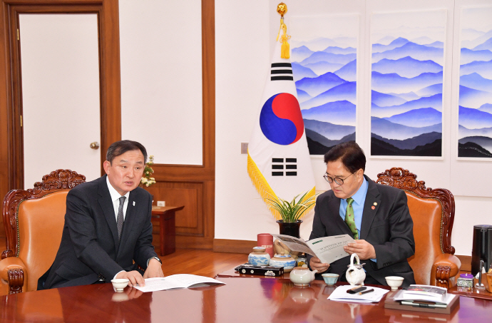 이병노 군수가 최근 우원식 국회의장을 만나 지역 현안 사업에 대한 국비 지원을 요청했다. /담양군 제공