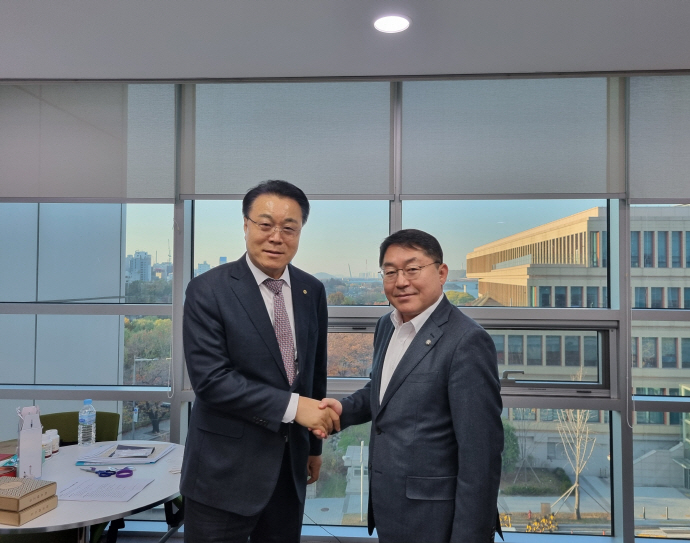 구복규 화순군수(왼쪽)이 국회 찾아 박희승 국회의원을 만나 내년도 예산 확보에 대해 면담 후 기념촬영을 하고 있다. /화순군 제공