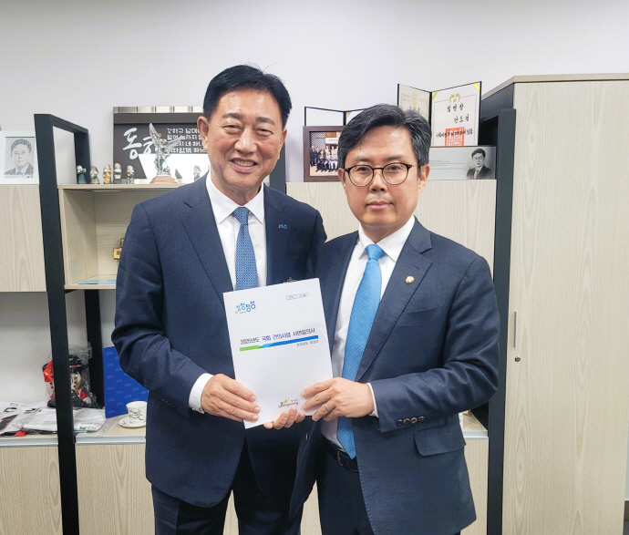 김한종 장성군수(왼쪽)과 안도걸 국회의원이 군 예산에 대해 면담 후 기념촬영을 하고 있다. /장성군 제공