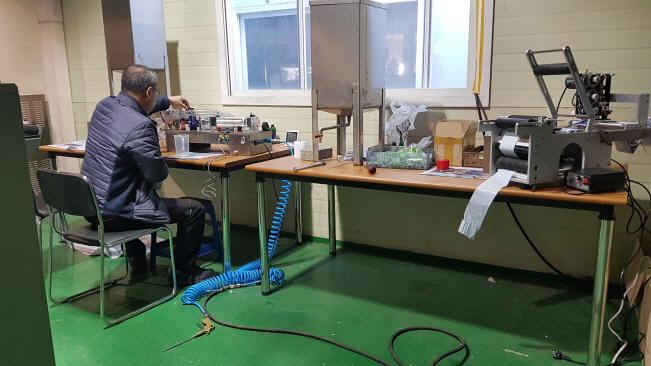 다수의 특허와 인증서 획득은 끊임없는 연구와 개발의 결실이다. 사진은 동이기술의 직원들이 제품 개발에 집중하고 있는 모습./업체 제공