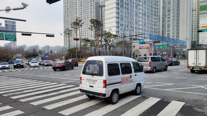 교통량이 많아 운전자들의 불편이 큰 광주북구 '문화사거리'의 교통체증이 당분간 지속될 것이란 예측이 나온다. 사진은 지난 6일 오후 광주 북구 각화동 문화사거리. /박정석 기자