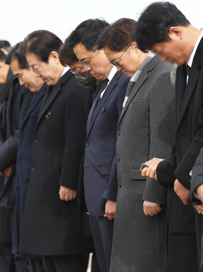 최상목 대통령 권한대행 부총리 겸 기획재정부 장관과 우원식 국회의장 등이 18일 전남 무안국제공항에서 열린 제주항공 여객기 사고 합동 추모식을 마친 뒤 사고 현장을 찾아 묵념을 하고 있다. /뉴시스