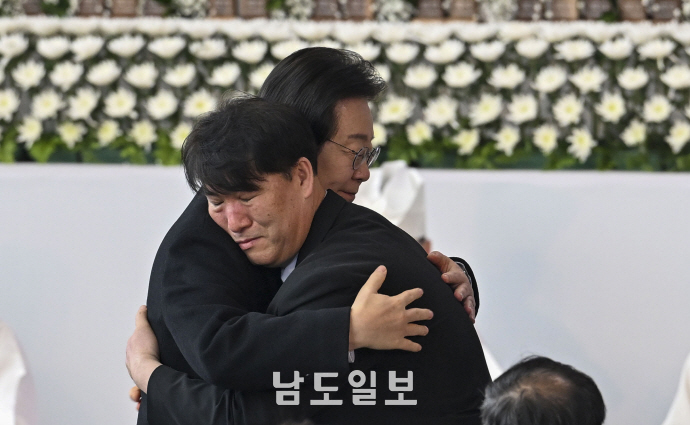 유족 대표와 포옹하는 이재명 대표18일 전남 무안국제공항에서 열린 ‘12·29 제주항공 여객기 참사 희생자 합동 추모제’에서 이재명 더불어민주당 대표가 박한신 유가족협의회 대표와 포옹하고 있다. 태국 방콕에서 출발해 무안공항으로 향하던 제주항공 7C2216편은 지난달 29일 오전 9시 3분께 랜딩기어(비행기 바퀴)가 펼쳐지지 않은 상태에서 무안공항 활주로에 동체 착륙을 시도하다가 공항 시설물과 충돌해 기체 대부분이 화염에 휩싸이는 사고를 당했다. 179명이 숨지고 2명이 다친 제주항공 여객기 참사는 국내에서 발생한 항공기 사고 중 가장 많은 인명피해를 낸 최악의 항공 참사로 남게 됐다. 무안/임문철 기자 35mm@namdonews.com