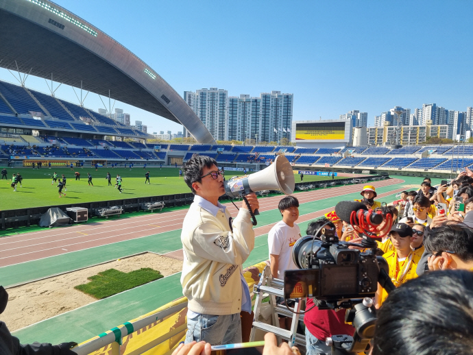 광주FC <b>이정효 감독</b>, 팬 사인회 연다