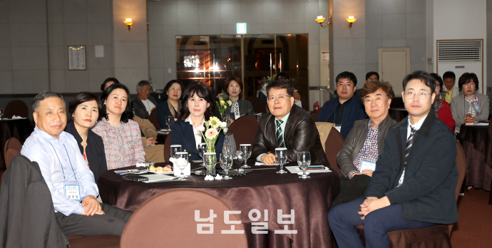 원우들이 인기칼럼니스트 이동규 경희대 교수의 강의를 듣고 있다. /임문철 기자 35mm@namdonews.com