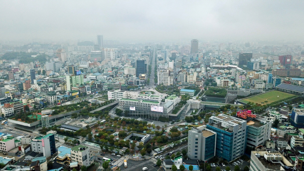전남대 병원쪽에서 바라본 옛 전남도청(현 국립아시아문화전당)과 분수대, 금남로.