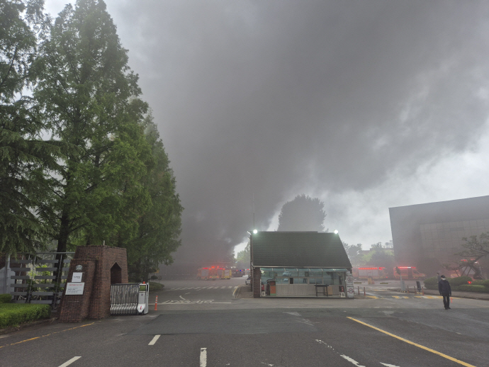 검은 연기로 뒤덮힌 금호타이어 광주공장./독자 제공