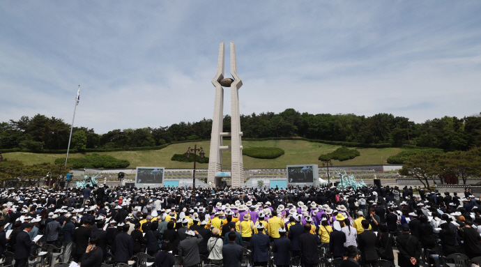 '함께, 오월을 쓰다' 제45주년 5·18민주화운동 기념식 엄수
