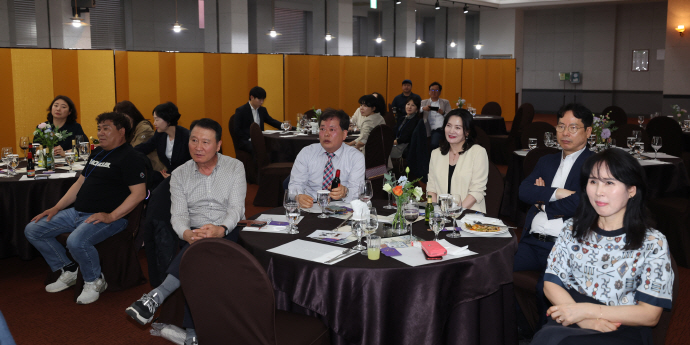 원우들이 이동현 CS1879그룹 회장의 강의를 듣고 있다. /임문철 기자 35mm@namdonews.com