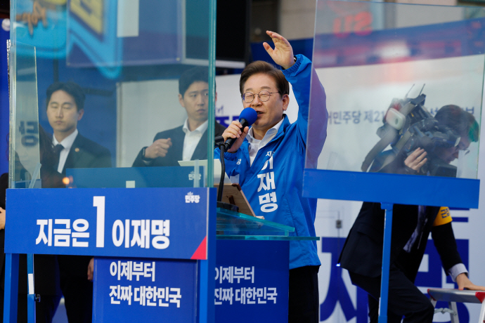<b>이재명</b>, <b>재외국민 투표 독려</b>…"투표는 총알보다 강해"