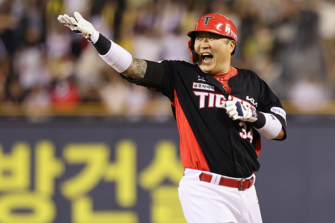 나이 잊은 KIA <b>최형우</b>, KBO리그 5월 <b>월간 MVP</b> 경쟁