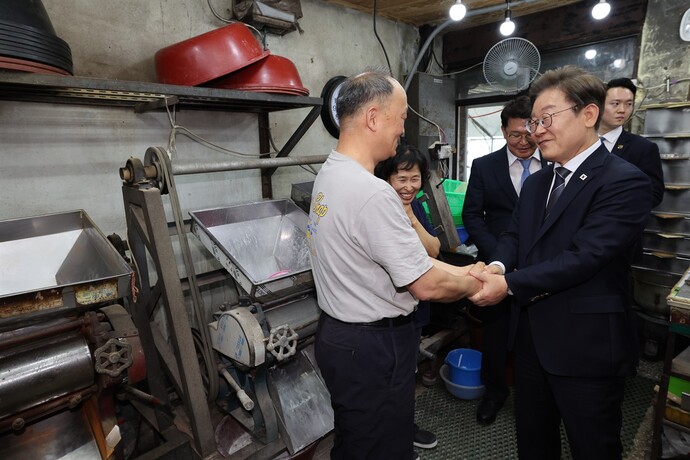 기본소득이 시행 중인 연천을 방문한 이 대통령. 연합뉴스