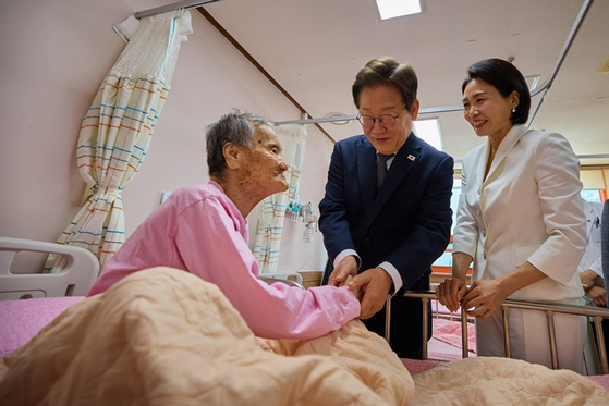 소록도 한센인 할머니를 위로하는 이 대통령 내외. 연합뉴스