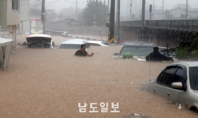 [속보]"강에 사람 떠내려간다" <b>광주 신안교서</b> 60대 <b>실종</b>