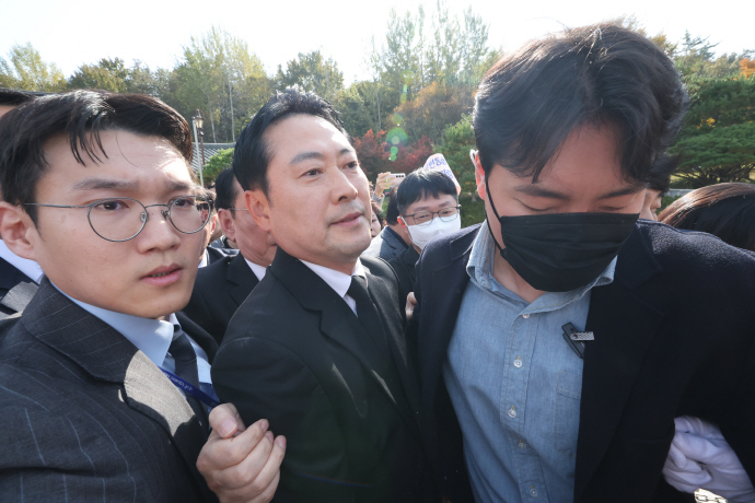 장동혁 국민의힘 당대표가 5일 광주 북구 국립 5·18민주묘지를 참배하려고 했으나 시민사회단체의 격렬한 반대에 부딪혀 무산됐다.사진은 5·18민중항쟁추모탑으로 향하고 있는 장 대표의 모습. /임문철 기자 35mm@namdonews.com