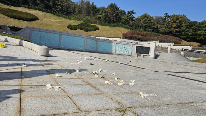 물리적 충돌로 부서져 봉오리만 남은 장동혁 국민의힘 당대표의 화환./김성빈 기자 ksb@namdonews.com