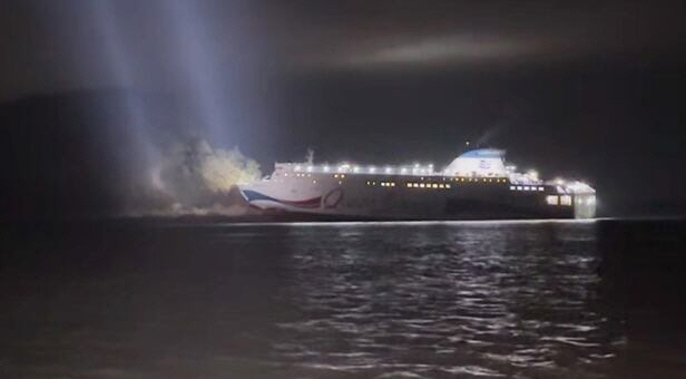 신안 해상서 좌초된 여객선. /목포해경 제공