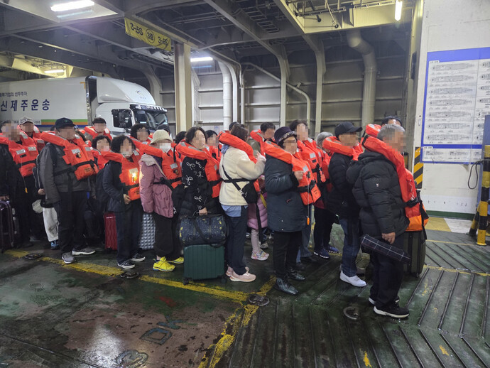 사고 여객선 내에서 구명조끼를 착용한 승객들. 해경 제공