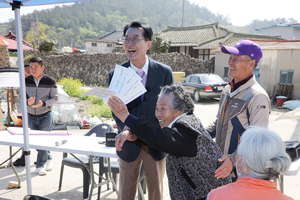 李 대통령 전국 <b>확대</b> 주문한 '<b>햇빛 연금</b>' 뭐기에