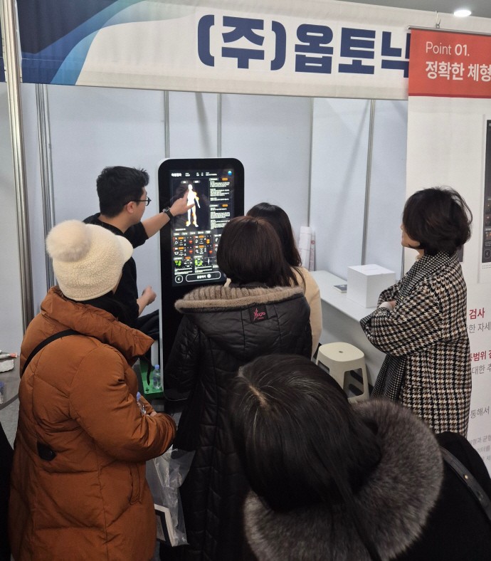 달라진 정치인 출판기념회...AI 기술 홍보 장소 변신 - 뉴스 썸네일 이미지