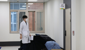 전남대·<b>조선대병원 전공의 300여명</b> 출근 거부
